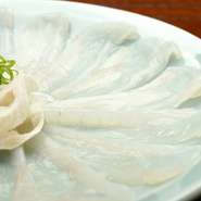 食感や旨味を味わえる厚い部分、ポン酢が染み渡る薄い部分と、1枚の身肉で厚さにメリハリをつけています。