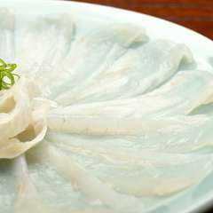 ふぐの旨味を堪能できるよう1枚に厚みを持たせた『てっさ』