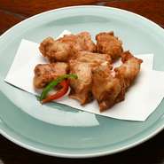 こちらも創業時からのメニューで食べられる部位は『焼きふぐ』と一緒。香ばしい衣をつけることでふぐの甘みがより際立ちます。