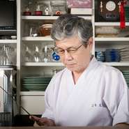 「淡泊で歯応えが良い、高級魚」。一般的なふぐの知識といえばこんなところでしょうか。この食材は、知るほどに奥深さを感じるもの。様々な調理法を試み、お客様にふぐの知識を説明するのはそんな思いからなのです。