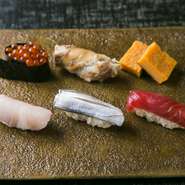 おまかせにぎりは17貫前後です。一口でいただけ、一貫ごとに異なる仕事は、江戸前寿司の真骨頂です。