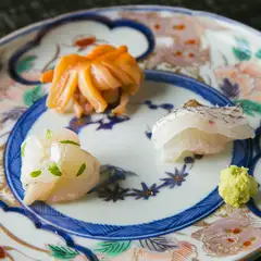 『つまみとにぎりコース』は、その日厳選の「刺身三種盛り」から