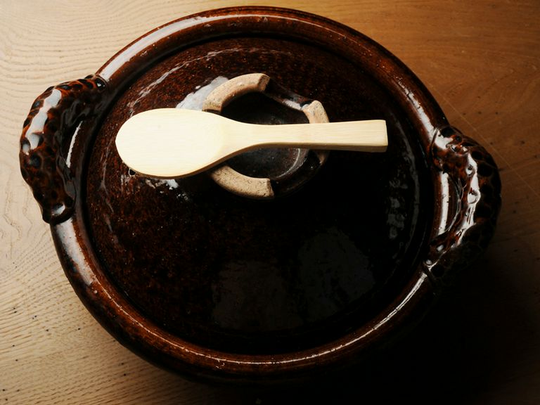 デザートの前に、鍋と薪で一気に炊かれる白ご飯を提供