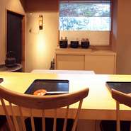 ミシュラン1つ星を獲得した泉氏の手から繰り出される料理は、旬の食材のよさを最大限に生かした逸品ばかり。季節を感じるお皿の数々は、大切なゲストをおもてなしするのに最適です。