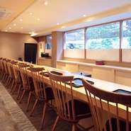 店内にあるカウンター席では、緑を眺めながら食事ができるので、「気持ちがいい」とお客様には好評だとか。ふたりで、心地よく食事を楽しむにはぴったりです。