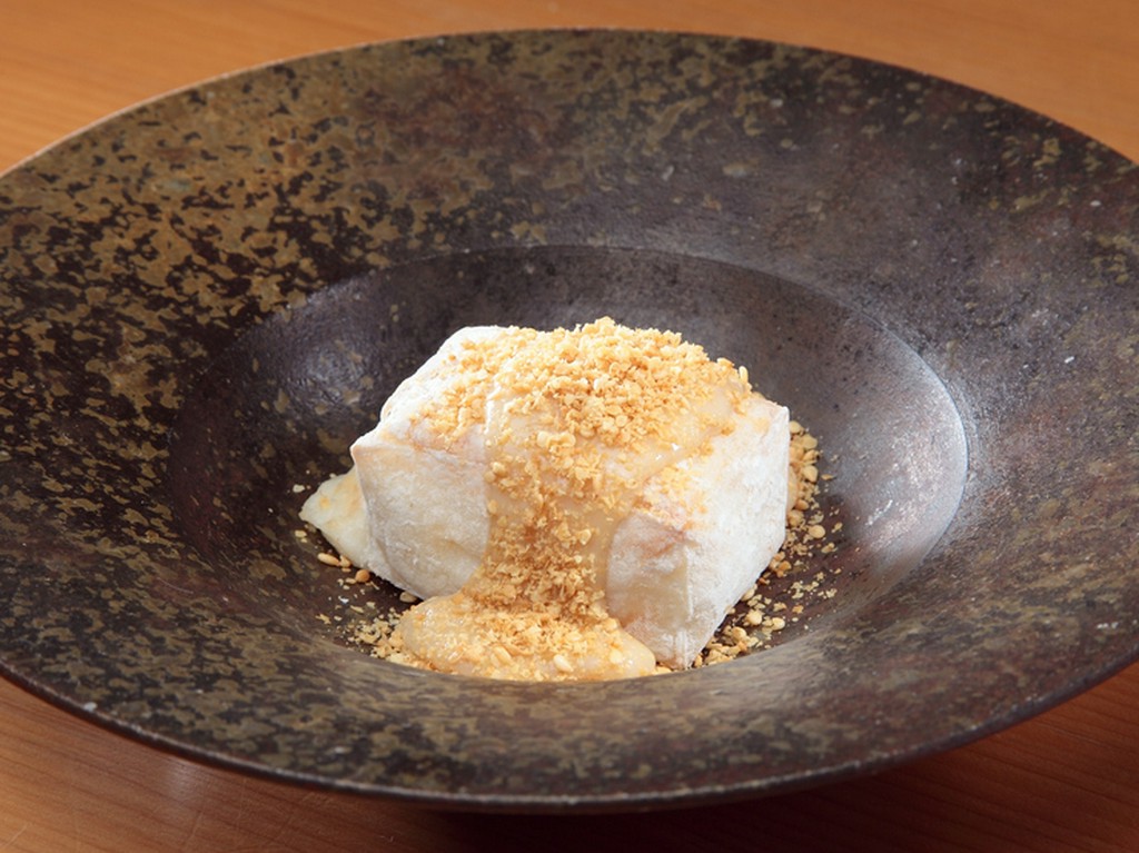 上質の葛を、じっくり時間をかけて練って仕上げる看板メニュー『焼胡麻豆腐』