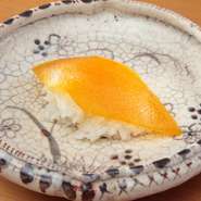 「いい」と読む「飯」は「もち米」のこと。尾鷲のボラを使用した自家製カラスミを、「羽二重もち米」と共に