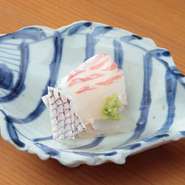 食材は、なるべく天然ものにこだわるという泉氏厳選の魚をお造りで。この日は、鯛を使用。