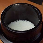 窯で炊く御飯は、芯のある状態から、窯の中でだんだん蒸らされ、時間がたつにつれて食感が変わる。その変化を絶妙なタイミングで楽しむ一品