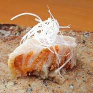 季節の焼物。この日は、きんぴらごぼうのすり流しの上に、金目鯛、細かく刻んだ白髪ねぎを添えて