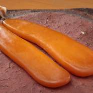 カラスミのもとになるボラは、三重の尾鷲から取り寄せている。塩分控えめのやわらかい仕上がり