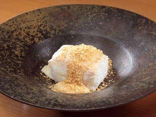 表面はカリッと、中はとろりとした食感の名物『焼胡麻豆腐』