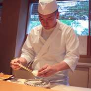 お客様が言おうとなさっていることを、口になさる前にサービスできるよう心がけております。器や調度品、店内の雰囲気など、すべてを含めて「日本料理」なので、日本人のおもてなしの感覚を大切にしています。