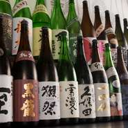 日本酒の種類が豊富な【栄都屋】。珍しい銘柄も並ぶ、通も納得の品ぞろえです。人気の銘柄をグラスで飲み比べることができ、料理に合う好みの一杯を見つけることができます。飲み放題でとことん味わうのもおすすめ。
