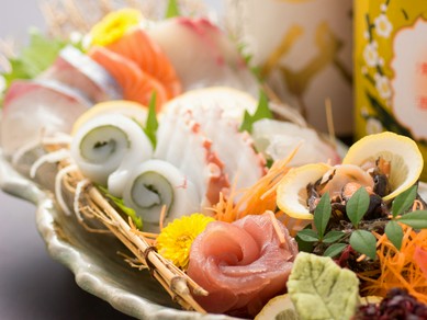 鍋料理も新鮮食材で。鍋と刺身を楽しめる宴会コースがあります