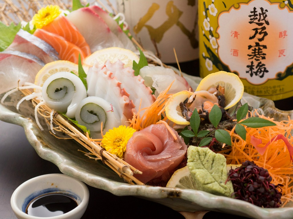 【栄都屋】に来たならまずはこれ。新鮮な海の幸を堪能できる『刺盛り』（1人前）