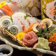 とびきり新鮮な魚介類をボリュームたっぷりに盛り付けた刺身盛りです。1名分からの盛り合わせがあり、気軽においしさを堪能。日本食ならではの見た目の美しさも充分感じることができる一品です。