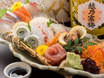 【栄都屋】に来たならまずはこれ。新鮮な海の幸を堪能できる『刺盛り』（1人前）
