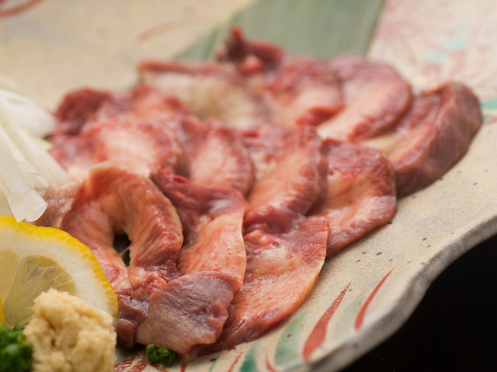 熊本直送の新鮮赤身のヘルシーメニュー『馬タン刺し』