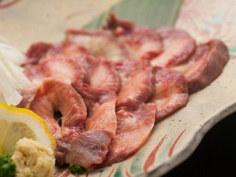 熊本直送の新鮮赤身のヘルシーメニュー『馬タン刺し』