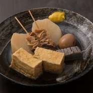特製の昆布を使った出汁で薄味に仕上げている『おでん』は時間をかけてつくるのがコツです。火加減を見ながら、味を含ませていき、一番おいしいタイミングでお客様にお出ししています。