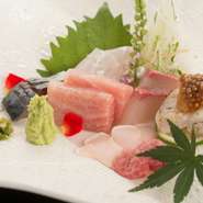 福岡の食を支える「柳橋連合市場」。大将自ら市場に出向き、確かな目でネタを厳選して仕入れています。「久留米で旨い寿しを食べていただきたい」、料理ひとつひとつから大将の熱い心意気が伝わります。