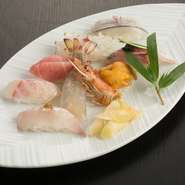 彩りも美しく盛り付けられた『寿し』は、醤油をつけずにそのままで楽しむのが【次郎長】流。ネタによってそれぞれ違う下ごしらえが施されており、塩、梅肉など魚の旨味が際立つ味付けで提供しています。
