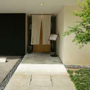 博多の地に食堂として開業し80余年。地魚の美味しさを伝える初代「次郎」の意思を引継ぎ、現在も多くの常連さんに愛されています。曾祖父が名付けた【次郎長】という屋号は、清水の次郎長にちなんで付けられました。