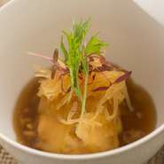 玄海の新鮮な魚、【次郎長】専用の高級有明海苔、生産量の少ない熊本七条町の清流米、糸島またいちの塩など、大将の納得のいく食材を使用。料理に合う日本酒や焼酎、無農薬のワインなどドリンクも充実しています。