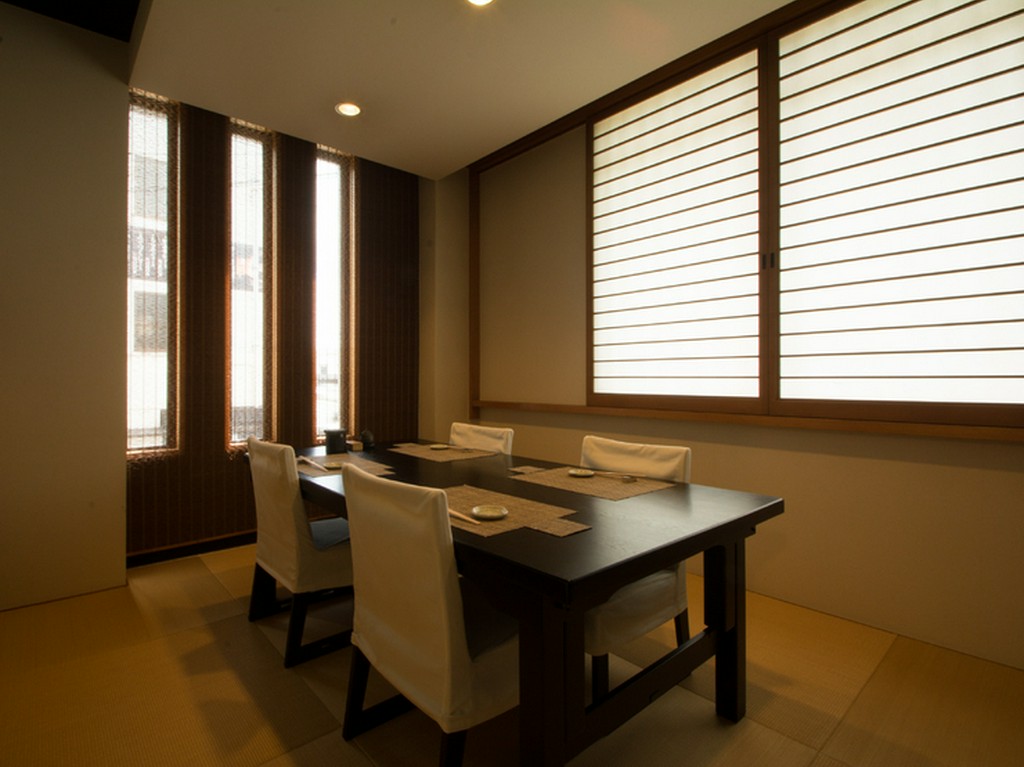 清楚で凛とした趣の個室席。上質な空間でプライベートな時間を