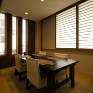 白と黒と木目の風合いを活かしたシンプルな店内。主役であるお客様と料理を引き立たせる粋な空間が広がります。個室はテーブル席なので、ご年配の方も足をのばしてゆったりと。接待の席にもおすすめです。