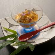 新鮮な食材を存分に使った料理を堪能できます。忘新年会などのこの時期に旬なものをご友人と是非楽しんでください。