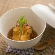 四季折々の旬菜を使い「季節を楽しむ料理」として提供。仕入れによって内容が異なりますので、お気軽にお声掛け下さい。