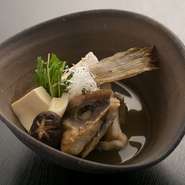 プロの厳しい目で仕入れる確かな食材。新鮮だからこそ美味しい頭やカマを、かつおとこんぶ出汁でこっくりとした味わいに仕上げました。