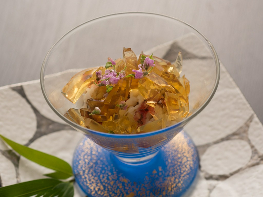 コースでは、『鱧のジュレがけ』などの繊細な料理が楽しめます