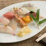 ネタごとに違う味付けを施している【次郎長】の寿し。自然の美味しさいっぱいの「またいちの塩」、オリジナルに調合した醤油、米や海苔など、試行錯誤してたどり着いた味のハーモニーをお楽しみください。