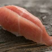 香り高くふくよかな旨味いっぱいの熊本「清流米」。収穫量が限られているため、仕入れルートを確保し安定して仕入れられるようにしています。粘りと甘みが寿し酢と調和して絶妙な味わいに。