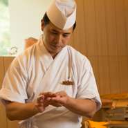 お客様の状況を察知し、コミュニケーションを大切にしたおもてなし。体調が今一つな方に「にゅうめん」を出したり、肉が食べたい方のリクエストにお応えしたり。できる限りご要望にお応えするように心掛けています。