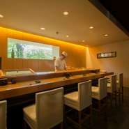 まるで借景のような趣きを感じる窓。昼は緑萌える木々、夜はライトアップされた風景が広がります。秋は紅葉が美しく、春は桜の花が満開に。旬の味覚を風情と共に楽しむ粋な演出です。