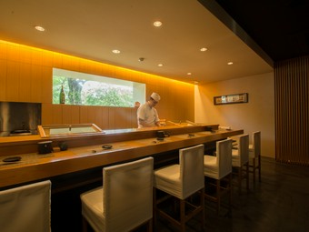 窓から見える公園の木々。移ろいゆく季節を楽しめる粋な演出