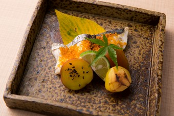 脂の乗った鰆にカラスミが深みを加える『鰆のカラスミ焼き』