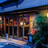 店は千駄木駅から徒歩すぐの場所ですが、喧騒を離れた静かな一角。隠れ家のような趣の店内で、しっとりとしたひとときが過ごせます。