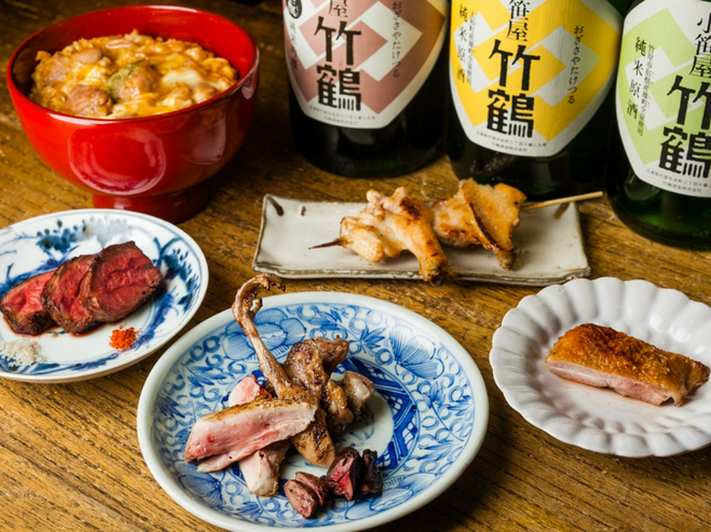 シンプルな骨董の器が、料理をさらに引き立てる