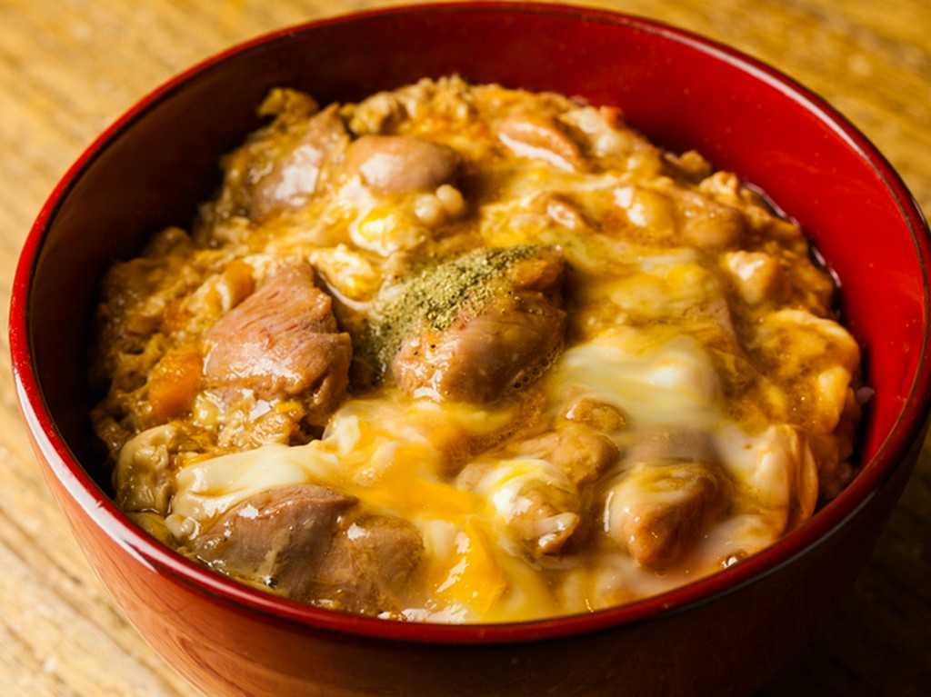 週末限定のランチタイムで、気軽に絶品親子丼を