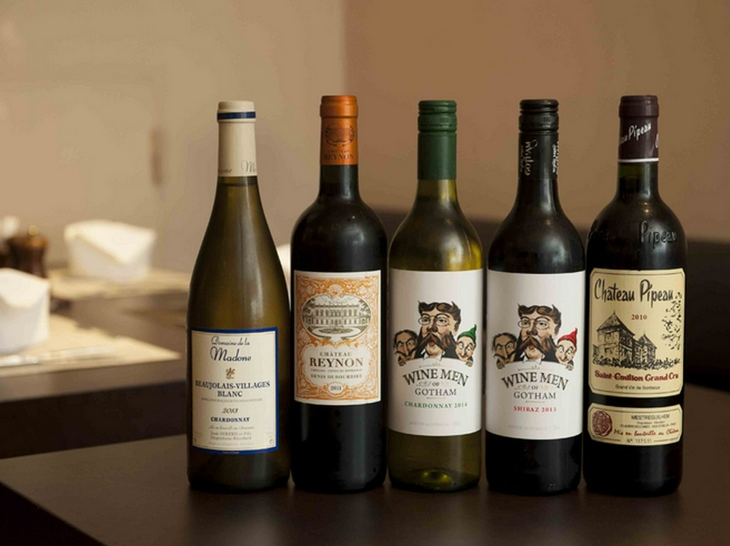 ワインはスタッフ全員で試飲して味でチョイス