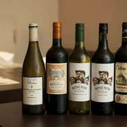 ワインは原産国にこだわらず、スタッフ総出で試飲しておいしいと思った銘柄を採用。リストにはフランスやスペインのほか、オーストラリアやブルガリアのワインも並びます。