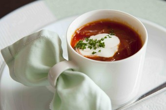 丸一日かけてじっくり煮込む『ボルシチスープ』