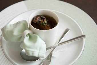 香り豊かな秋の限定メニュー『松茸のスープ』