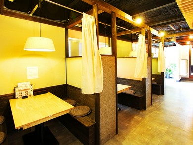 暖簾で他の視線を区切り、二人だけで料理を楽しんでもらう空間を