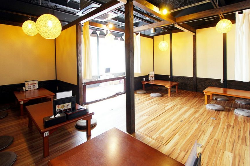 和風の店内や半個室、必要最低限の接客など、落ち着く環境が整う